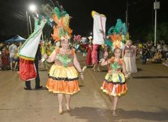 Foto de la galería: Itaembé Miní fue parte de la fiesta popular y expresiones de alegria con la última noche de carnaval en la ciudad
