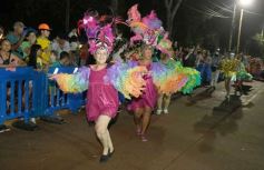 Foto de la galería: Itaembé Miní fue parte de la fiesta popular y expresiones de alegria con la última noche de carnaval en la ciudad