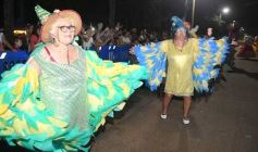 Foto de la galería: Itaembé Miní fue parte de la fiesta popular y expresiones de alegria con la última noche de carnaval en la ciudad