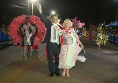 Foto de la galería: Itaembé Miní fue parte de la fiesta popular y expresiones de alegria con la última noche de carnaval en la ciudad