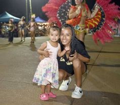 Foto de la galería: Itaembé Miní fue parte de la fiesta popular y expresiones de alegria con la última noche de carnaval en la ciudad