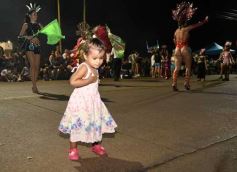 Foto de la galería: Itaembé Miní fue parte de la fiesta popular y expresiones de alegria con la última noche de carnaval en la ciudad