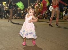 Foto de la galería: Itaembé Miní fue parte de la fiesta popular y expresiones de alegria con la última noche de carnaval en la ciudad
