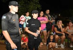 Foto de la galería: Itaembé Miní fue parte de la fiesta popular y expresiones de alegria con la última noche de carnaval en la ciudad