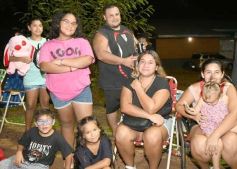Foto de la galería: Itaembé Miní fue parte de la fiesta popular y expresiones de alegria con la última noche de carnaval en la ciudad