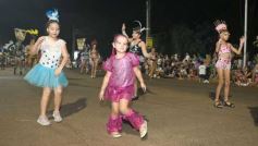 Foto de la galería: Itaembé Miní fue parte de la fiesta popular y expresiones de alegria con la última noche de carnaval en la ciudad