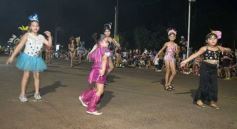Foto de la galería: Itaembé Miní fue parte de la fiesta popular y expresiones de alegria con la última noche de carnaval en la ciudad