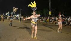Foto de la galería: Itaembé Miní fue parte de la fiesta popular y expresiones de alegria con la última noche de carnaval en la ciudad
