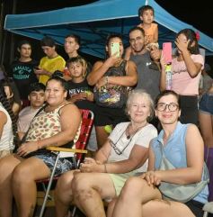 Foto de la galería: Itaembé Miní fue parte de la fiesta popular y expresiones de alegria con la última noche de carnaval en la ciudad