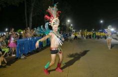 Foto de la galería: Itaembé Miní fue parte de la fiesta popular y expresiones de alegria con la última noche de carnaval en la ciudad