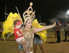 Foto de la galería: Itaembé Miní fue parte de la fiesta popular y expresiones de alegria con la última noche de carnaval en la ciudad