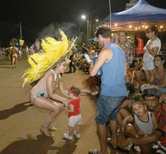 Foto de la galería: Itaembé Miní fue parte de la fiesta popular y expresiones de alegria con la última noche de carnaval en la ciudad