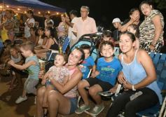 Foto de la galería: Itaembé Miní fue parte de la fiesta popular y expresiones de alegria con la última noche de carnaval en la ciudad