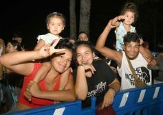 Foto de la galería: Itaembé Miní fue parte de la fiesta popular y expresiones de alegria con la última noche de carnaval en la ciudad