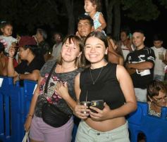 Foto de la galería: Itaembé Miní fue parte de la fiesta popular y expresiones de alegria con la última noche de carnaval en la ciudad