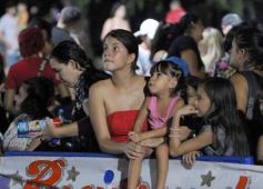 Foto de la galería: Itaembé Miní fue parte de la fiesta popular y expresiones de alegria con la última noche de carnaval en la ciudad