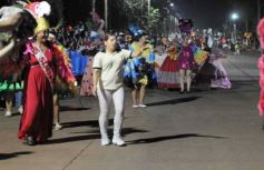 Foto de la galería: Itaembé Miní fue parte de la fiesta popular y expresiones de alegria con la última noche de carnaval en la ciudad