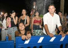 Foto de la galería: Itaembé Miní fue parte de la fiesta popular y expresiones de alegria con la última noche de carnaval en la ciudad