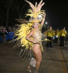 Foto de la galería: Itaembé Miní fue parte de la fiesta popular y expresiones de alegria con la última noche de carnaval en la ciudad