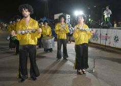 Foto de la galería: Itaembé Miní fue parte de la fiesta popular y expresiones de alegria con la última noche de carnaval en la ciudad