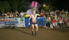 Foto de la galería: Itaembé Miní fue parte de la fiesta popular y expresiones de alegria con la última noche de carnaval en la ciudad