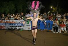 Foto de la galería: Itaembé Miní fue parte de la fiesta popular y expresiones de alegria con la última noche de carnaval en la ciudad