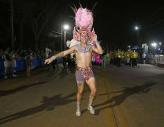 Foto de la galería: Itaembé Miní fue parte de la fiesta popular y expresiones de alegria con la última noche de carnaval en la ciudad