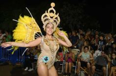 Foto de la galería: Itaembé Miní fue parte de la fiesta popular y expresiones de alegria con la última noche de carnaval en la ciudad