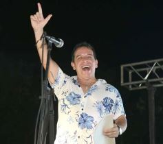 Foto de la galería: Itaembé Miní fue parte de la fiesta popular y expresiones de alegria con la última noche de carnaval en la ciudad