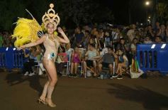 Foto de la galería: Itaembé Miní fue parte de la fiesta popular y expresiones de alegria con la última noche de carnaval en la ciudad