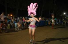 Foto de la galería: Itaembé Miní fue parte de la fiesta popular y expresiones de alegria con la última noche de carnaval en la ciudad