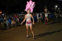 Foto de la galería: Itaembé Miní fue parte de la fiesta popular y expresiones de alegria con la última noche de carnaval en la ciudad