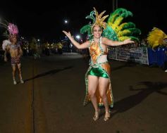 Foto de la galería: Itaembé Miní fue parte de la fiesta popular y expresiones de alegria con la última noche de carnaval en la ciudad