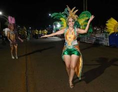 Foto de la galería: Itaembé Miní fue parte de la fiesta popular y expresiones de alegria con la última noche de carnaval en la ciudad