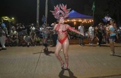 Foto de la galería: Itaembé Miní fue parte de la fiesta popular y expresiones de alegria con la última noche de carnaval en la ciudad
