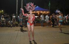 Foto de la galería: Itaembé Miní fue parte de la fiesta popular y expresiones de alegria con la última noche de carnaval en la ciudad