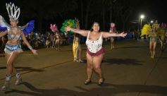 Foto de la galería: Itaembé Miní fue parte de la fiesta popular y expresiones de alegria con la última noche de carnaval en la ciudad