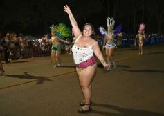 Foto de la galería: Itaembé Miní fue parte de la fiesta popular y expresiones de alegria con la última noche de carnaval en la ciudad