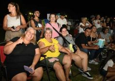 Foto de la galería: Itaembé Miní fue parte de la fiesta popular y expresiones de alegria con la última noche de carnaval en la ciudad