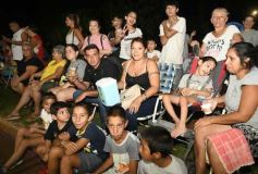 Foto de la galería: Itaembé Miní fue parte de la fiesta popular y expresiones de alegria con la última noche de carnaval en la ciudad