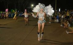 Foto de la galería: Itaembé Miní fue parte de la fiesta popular y expresiones de alegria con la última noche de carnaval en la ciudad