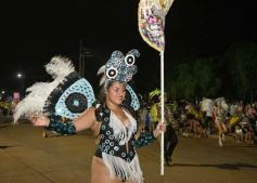 Foto de la galería: Itaembé Miní fue parte de la fiesta popular y expresiones de alegria con la última noche de carnaval en la ciudad
