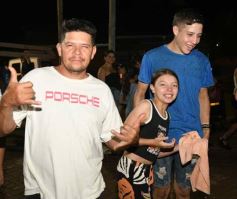 Foto de la galería: Itaembé Miní fue parte de la fiesta popular y expresiones de alegria con la última noche de carnaval en la ciudad