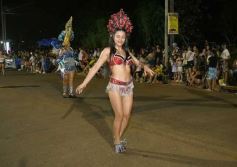 Foto de la galería: Itaembé Miní fue parte de la fiesta popular y expresiones de alegria con la última noche de carnaval en la ciudad