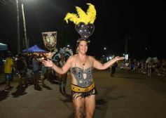 Foto de la galería: Itaembé Miní fue parte de la fiesta popular y expresiones de alegria con la última noche de carnaval en la ciudad