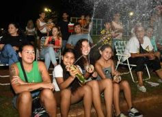 Foto de la galería: Itaembé Miní fue parte de la fiesta popular y expresiones de alegria con la última noche de carnaval en la ciudad