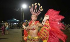 Foto de la galería: Itaembé Miní fue parte de la fiesta popular y expresiones de alegria con la última noche de carnaval en la ciudad