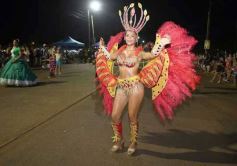 Foto de la galería: Itaembé Miní fue parte de la fiesta popular y expresiones de alegria con la última noche de carnaval en la ciudad