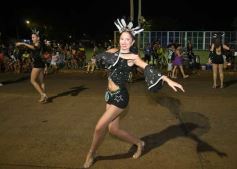 Foto de la galería: Itaembé Miní fue parte de la fiesta popular y expresiones de alegria con la última noche de carnaval en la ciudad