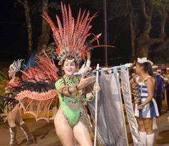 Foto de la galería: San Ignacio vivió la última noche de brillo, show y encuentro en lo que fue el cierre de los Carnavales Misioneros 2025